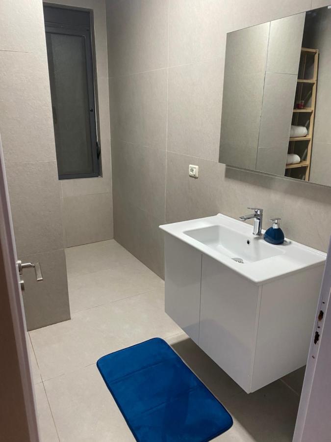 Cheerful 2-Bedroom Apartment In Golem Голем Екстер'єр фото