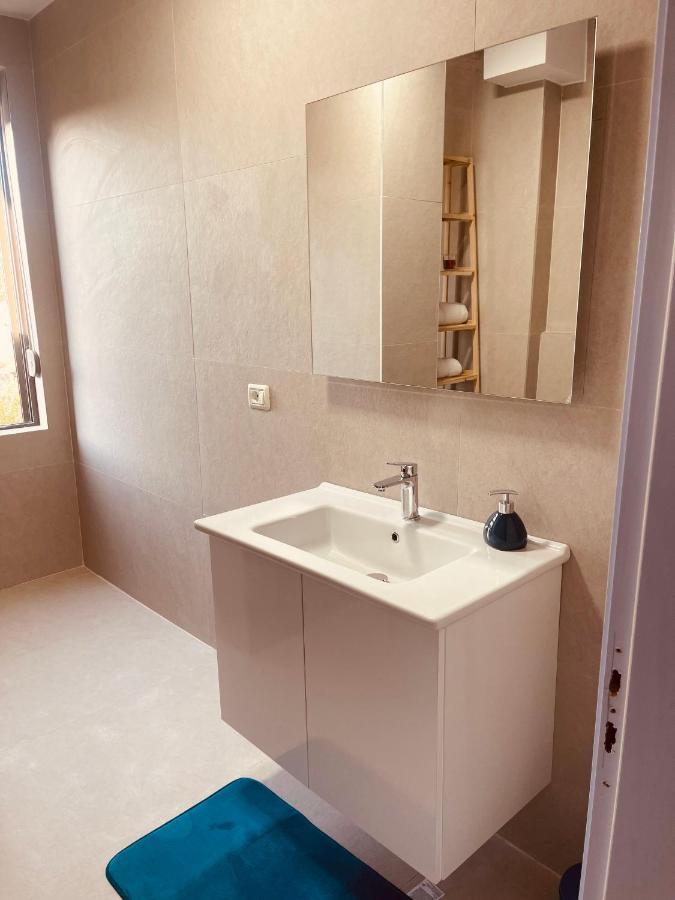 Cheerful 2-Bedroom Apartment In Golem Голем Екстер'єр фото