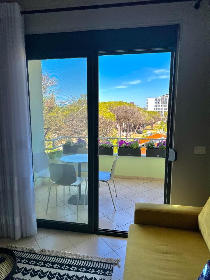 Cheerful 2-Bedroom Apartment In Golem Голем Екстер'єр фото